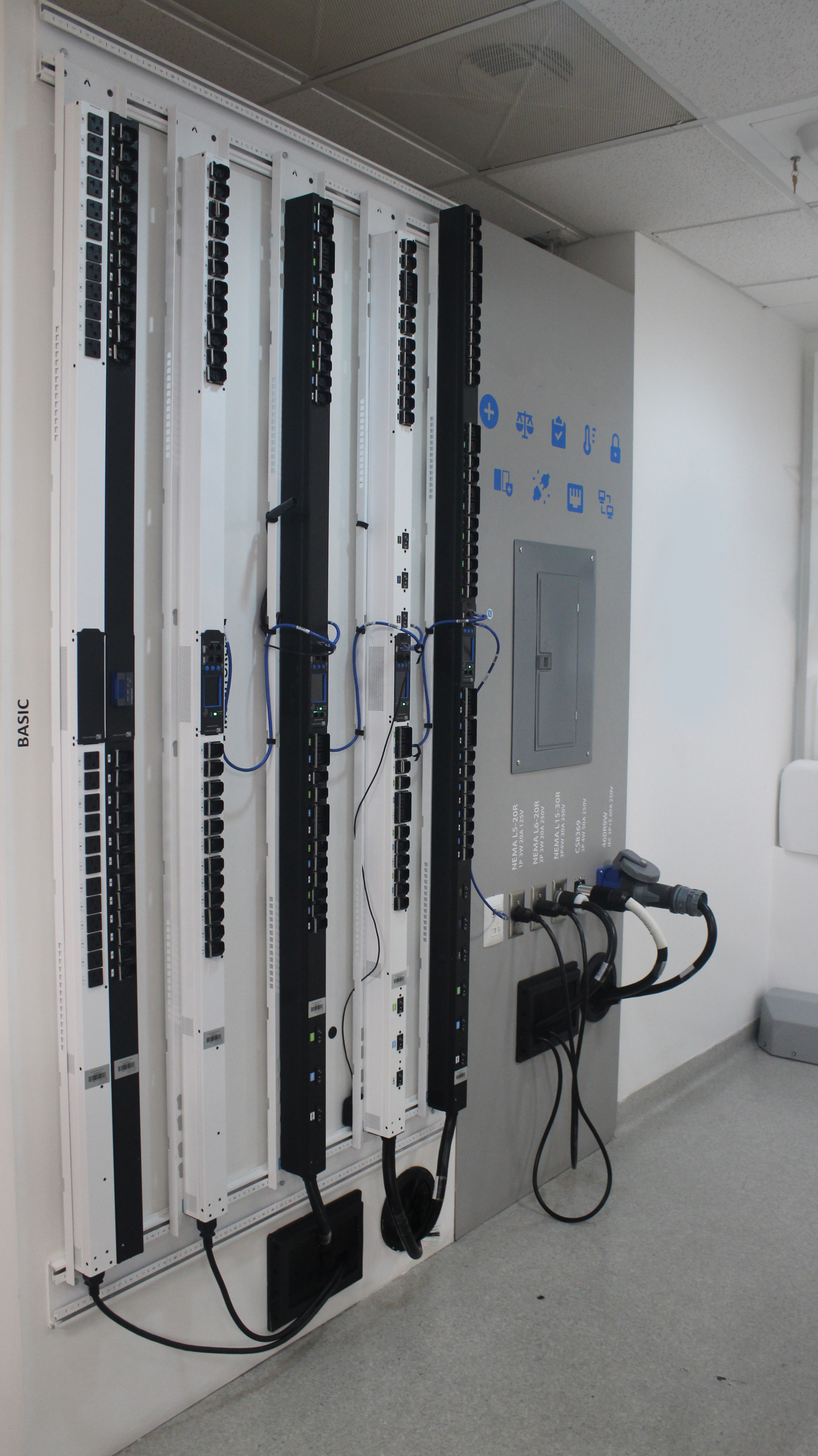 Unidades PDU verticales instaladas para distribución de energía en rack