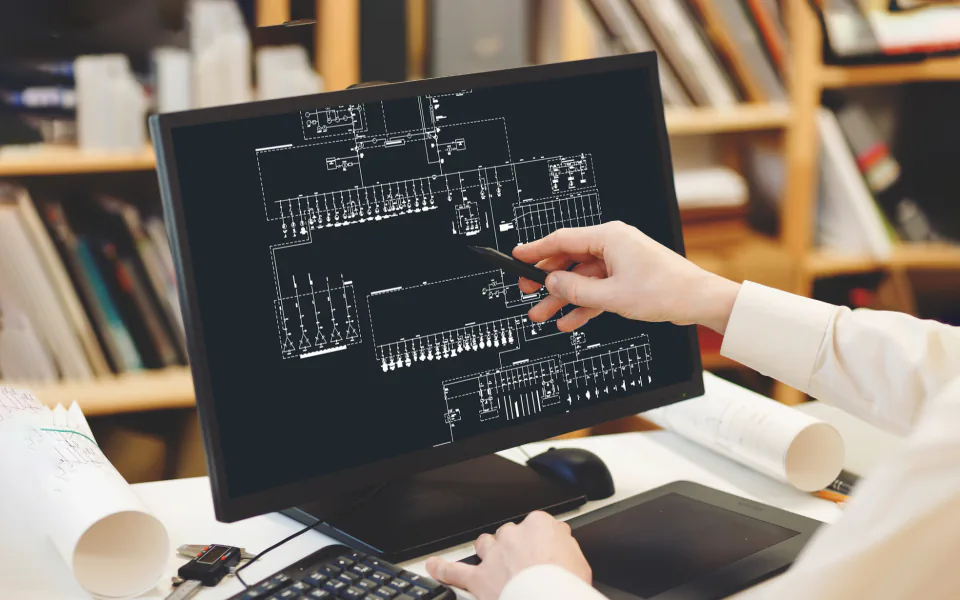 Especialista revisando ingeniería eléctrica para un proyecto de infraestructura