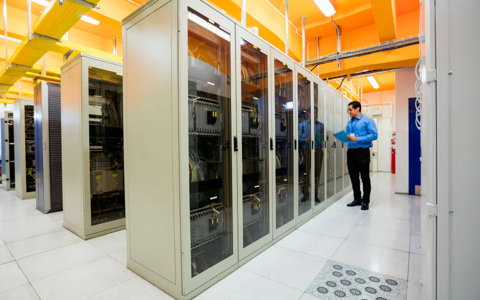 Ingeniero inspeccionando una ampliación de infraestructura de Data Center