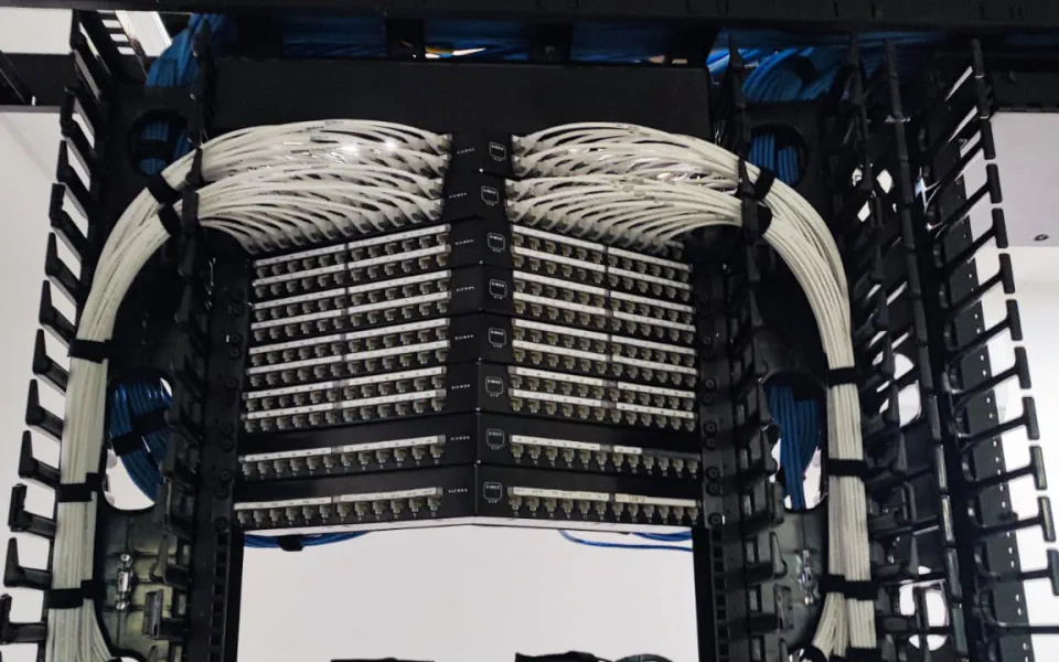 Panel de cableado preparado para una migración de infraestructura tecnológica