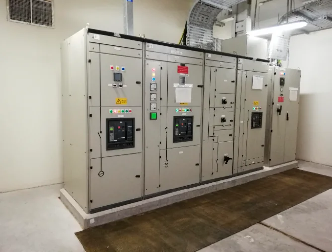 Tableros eléctricos y equipos de maniobra de una subestación