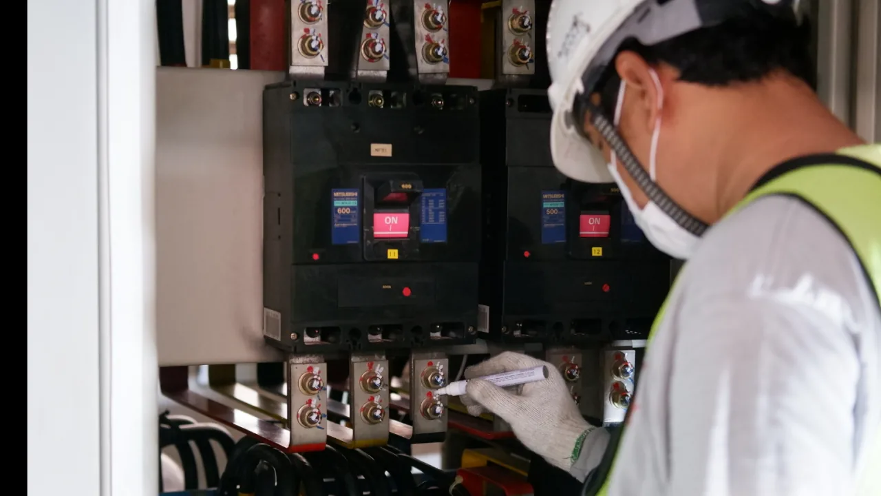 Técnico revisando infraestructura eléctrica crítica