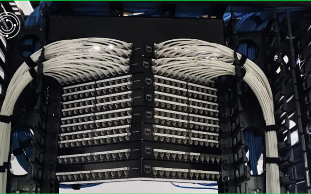 Cableado estructurado instalado en un rack de telecomunicaciones