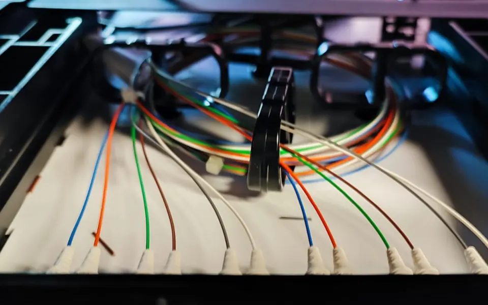 Paneles de cableado estructurado instalados en rack de telecomunicaciones