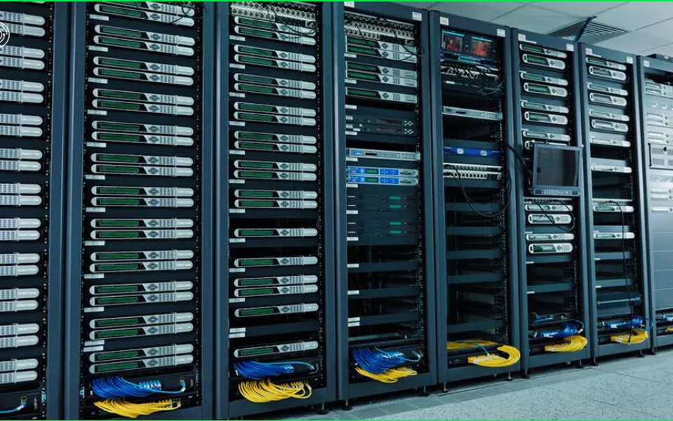 Pasillo de racks de infraestructura tecnológica integrada