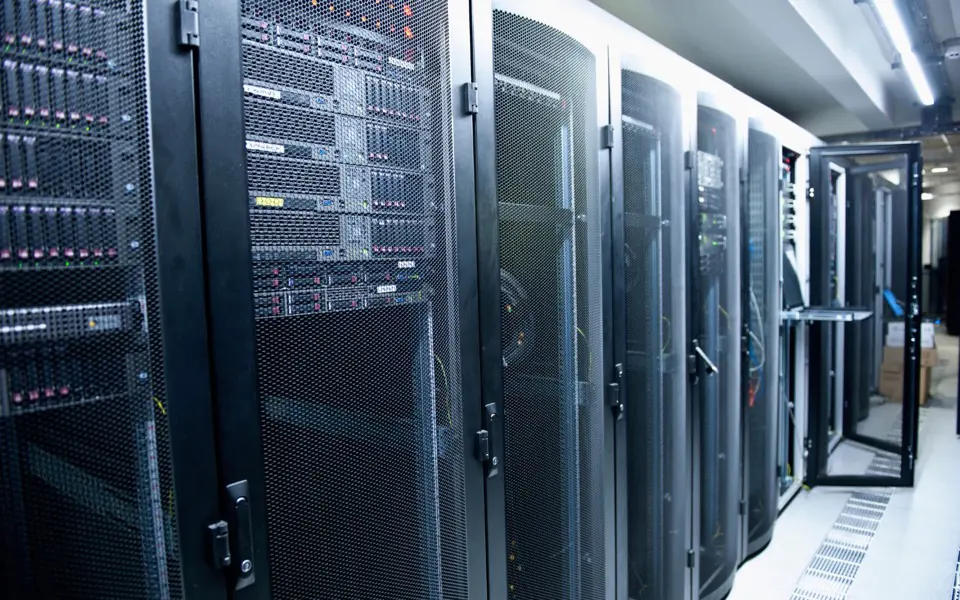 Pasillo de racks en un centro de datos empresarial