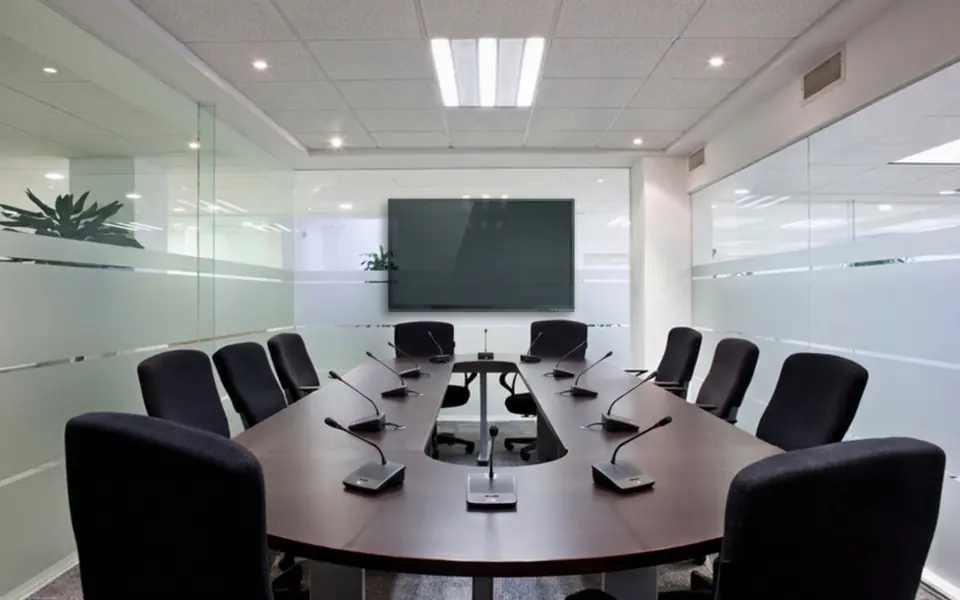 Sala empresarial equipada para videoconferencia y colaboración