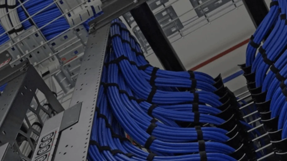 Canalización y organización de cableado estructurado en una instalación empresarial