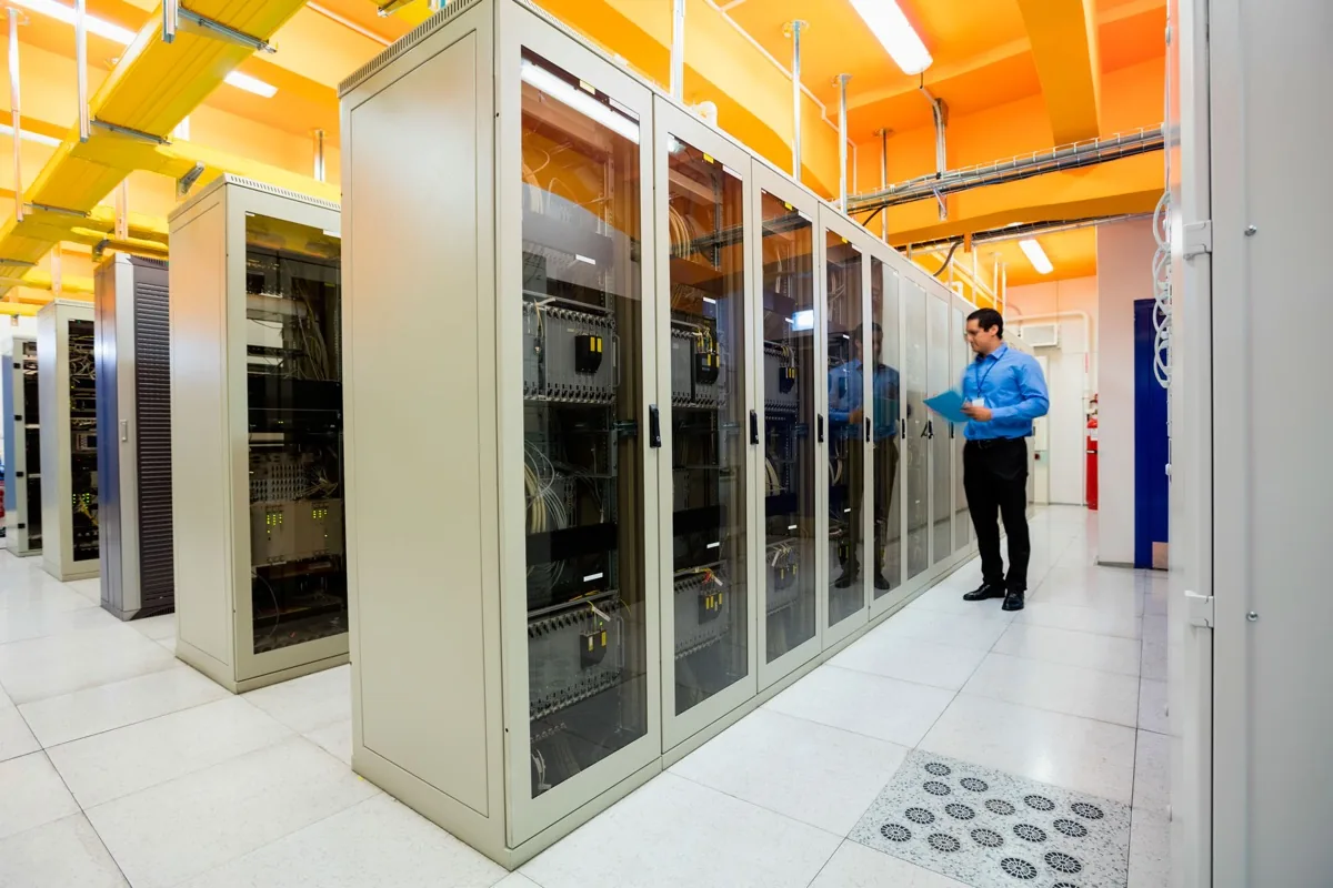 Especialista inspeccionando racks durante la expansión de infraestructura tecnológica