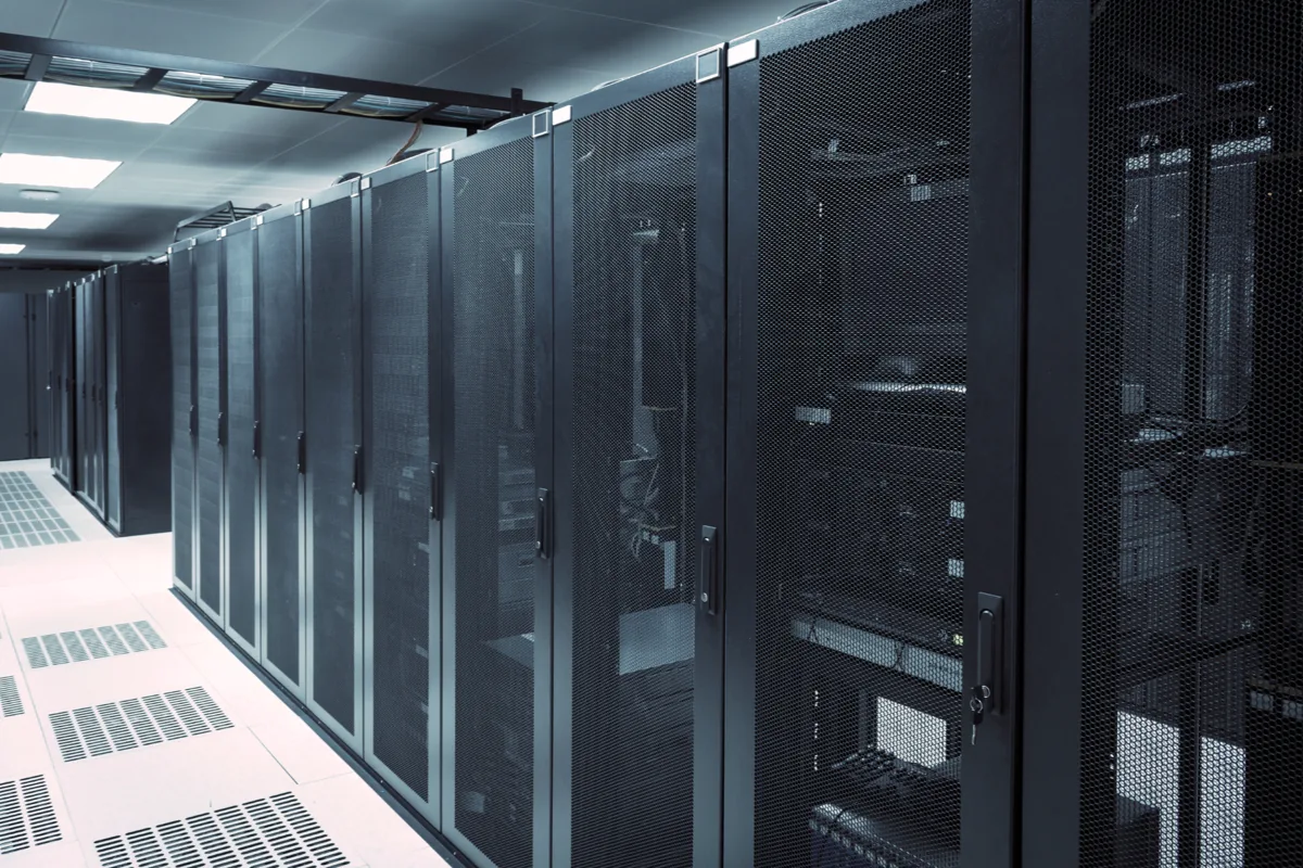 Racks de centro de datos dentro de un proyecto de modernización de infraestructura tecnológica